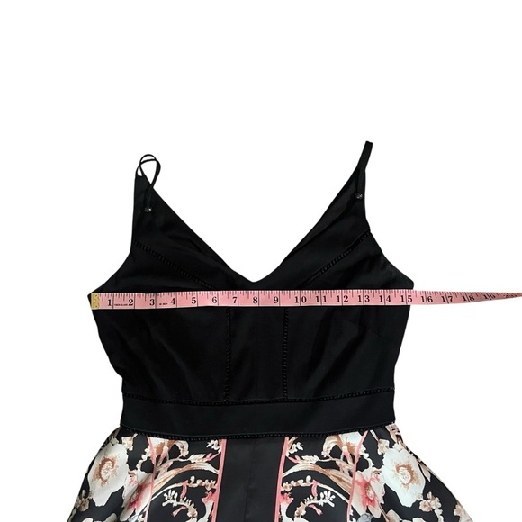 White House Black Market Scarf Print
Handkerchief hem Dress Size 0 - Picture 4 of 8